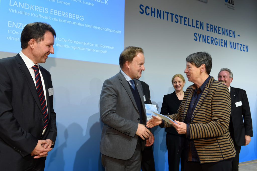 Bundesumweltministerin Barbara Hendriks gratuliert Robert Niedergesäß
